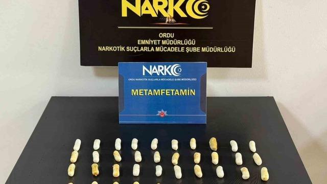 Midesinden 407 gram uyuşturucu çıktı: 2 tutuklama