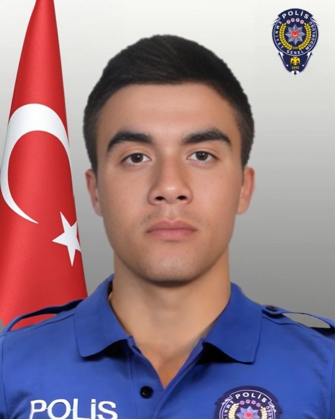 Bağlama çaldığı görüntüler yürekleri dağladı! Şehit polis memuru Emre Albayrak son yolculuğuna uğurlandı 3