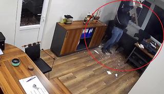 Tavana bastı, ofise düştü: Yara almadan kurtuldu