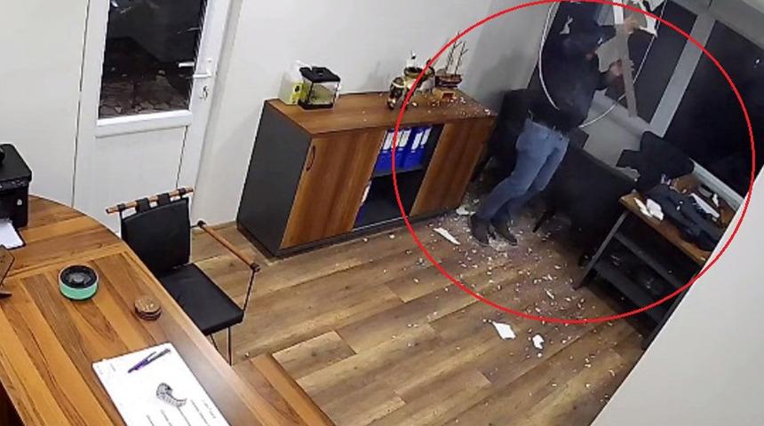 Tavana bastı, ofise düştü: Yara almadan kurtuldu