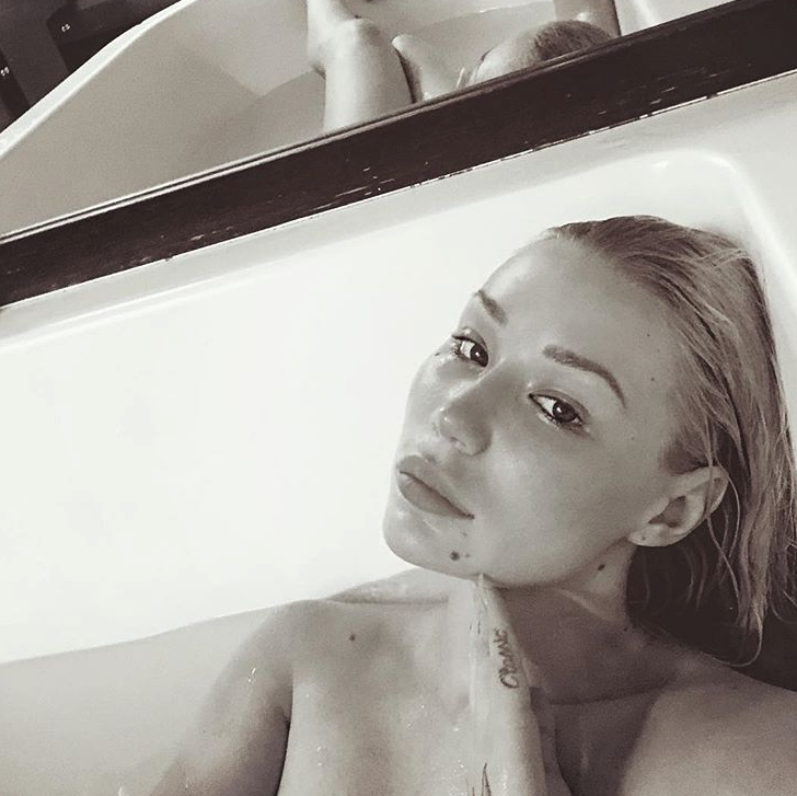 Duşta çırılçıplak! Önce paylaştı, sonra anlattı G4