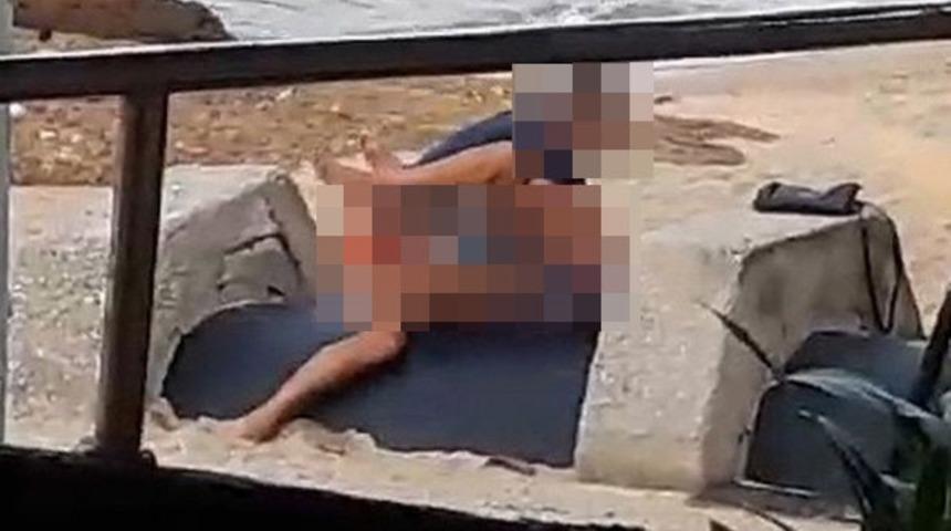 İnsanların şaşkın bakışları karşısında ilişkiye girdiler