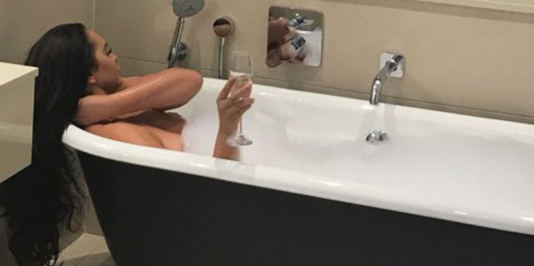 &Uuml;nl&uuml;  yarışmacının bu pozları olay yarattı