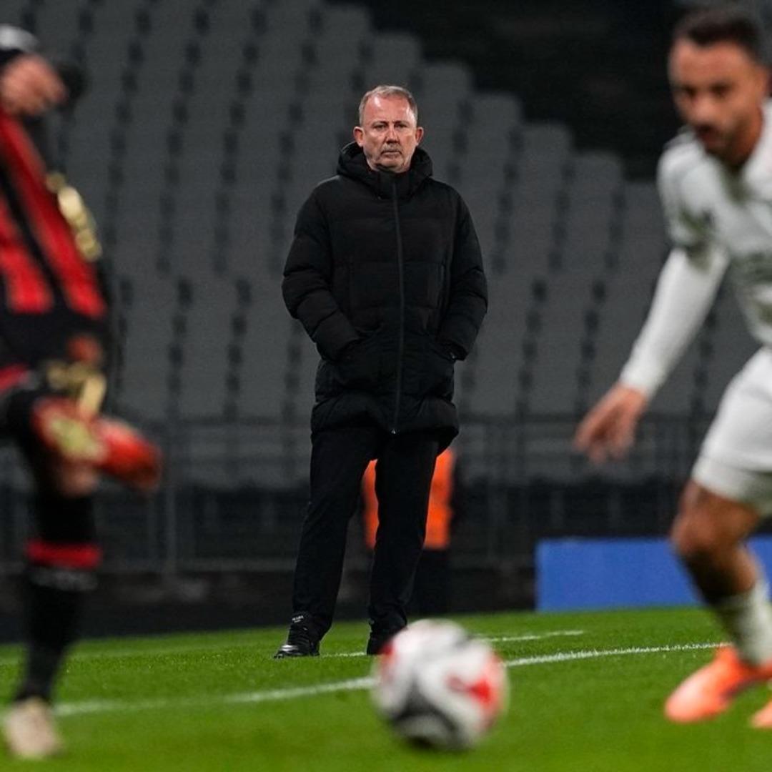 Beşiktaş tribünlerinden tepki! İstifa sesleri stadyumu inletti 2