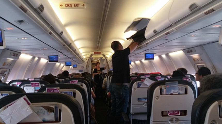 Uçakta öyle bir şey unuttu ki...