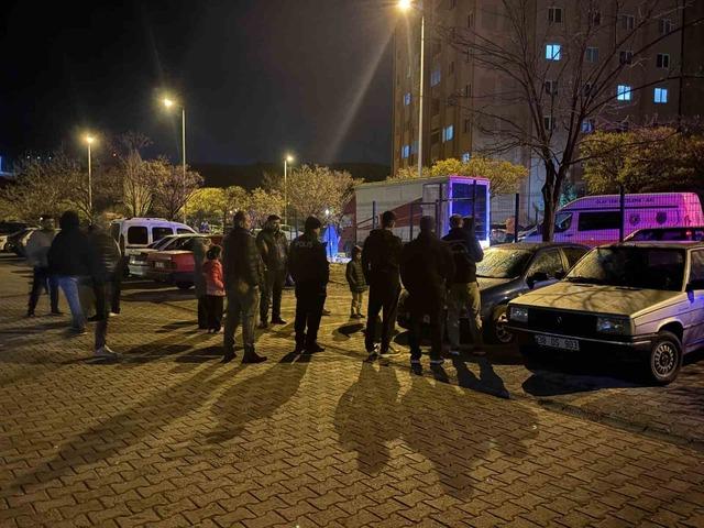 Bu mahallede neler oluyor? Aynı otoparktaki 5 otomobilin lastiğini kestiler 4