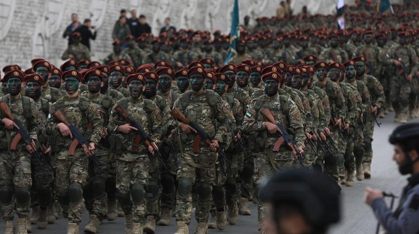 Suriye'de ordu teyakkuzda! Şara kamuflajı giydi, 80 bin asker operasyon için hazır