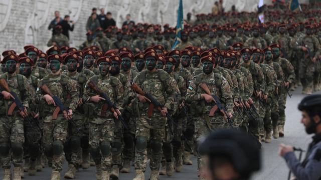 Suriye'de ordu teyakkuzda! Şara kamuflajı giydi, 80 bin asker operasyon için hazır