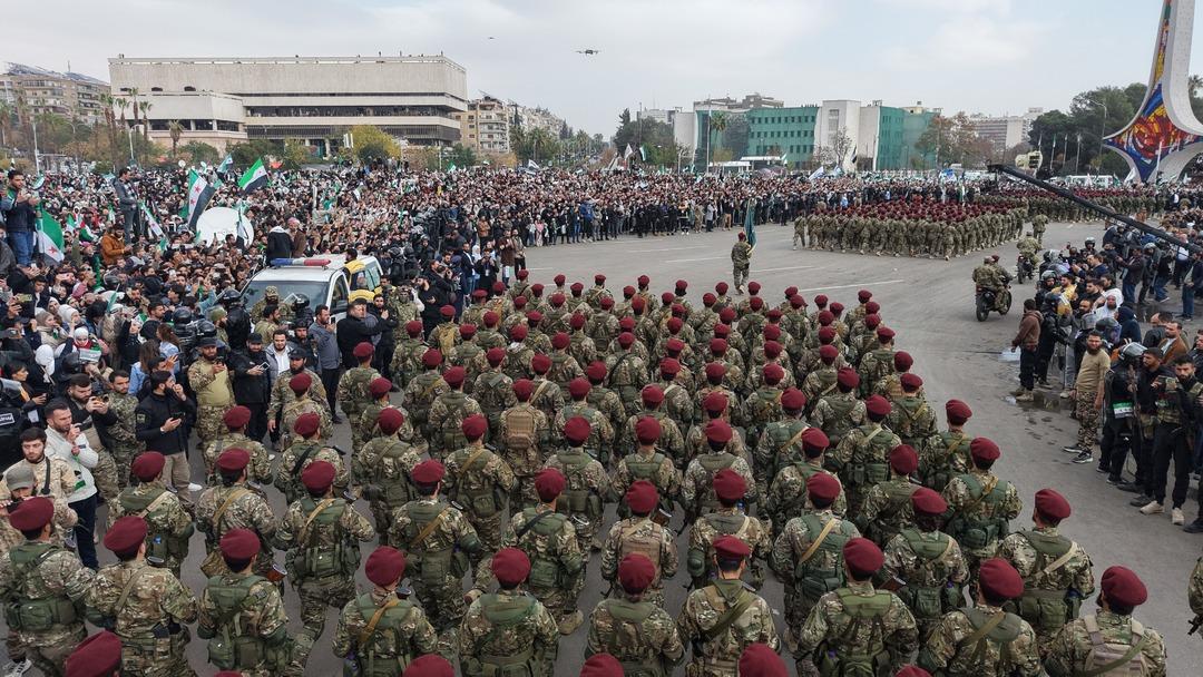 Suriye de ordu teyakkuzda! Şara kamuflajı giydi, 80 bin asker operasyon için hazır 7