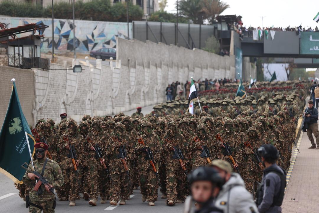 Suriye de ordu teyakkuzda! Şara kamuflajı giydi, 80 bin asker operasyon için hazır 10
