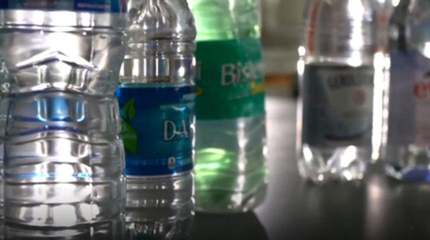 Ünlü markaların sularında plastik maddeler yüzüyor!