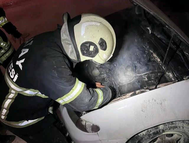 Antakya’da yanan otomobilde hasar oluştu 2