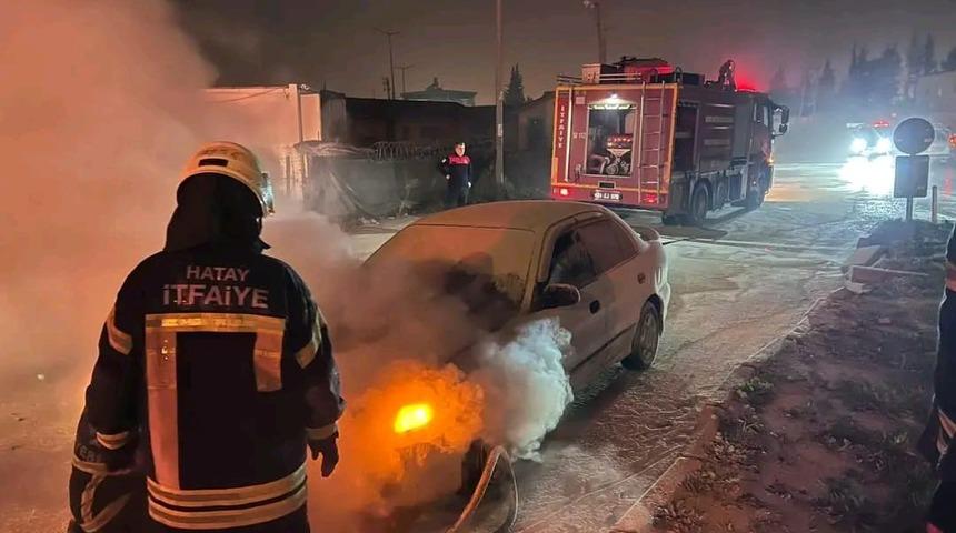 Antakya’da yanan otomobilde hasar oluştu