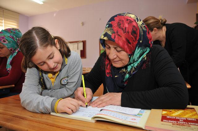 Üç nesil kahve tadında okuma yazma öğreniyor