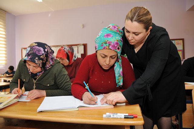 Üç nesil kahve tadında okuma yazma öğreniyor