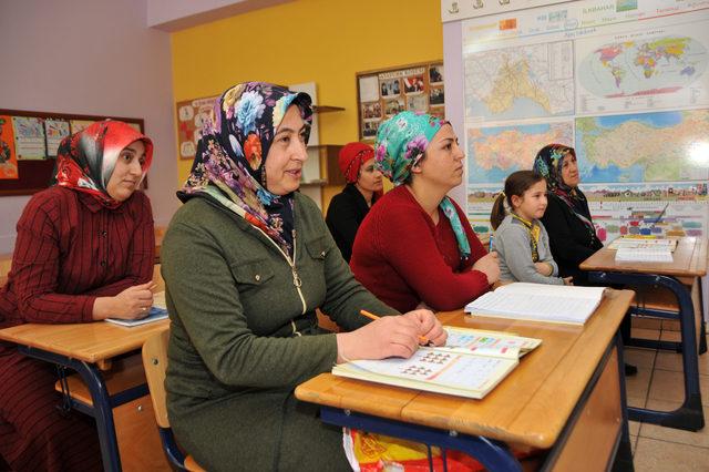 Üç nesil kahve tadında okuma yazma öğreniyor