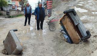 Adana'da akılalmaz görüntü: Yolu kanepe ile onardılar!