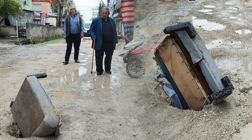 Adana'da ilginç görüntü: Çöken yola kanepe kollu önlem!