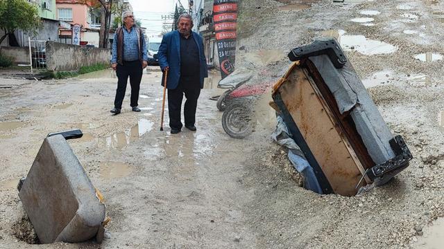 Adana'da ilginç görüntü: Çöken yola kanepe kollu önlem!