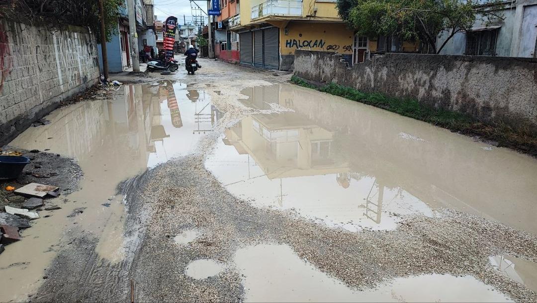 Adana da ilginç görüntü: Çöken yola kanepe kollu önlem! 4