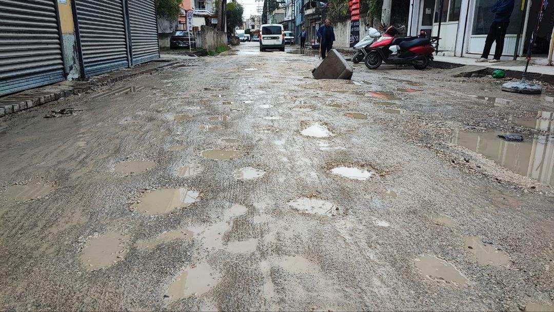 Adana da ilginç görüntü: Çöken yola kanepe kollu önlem! 5