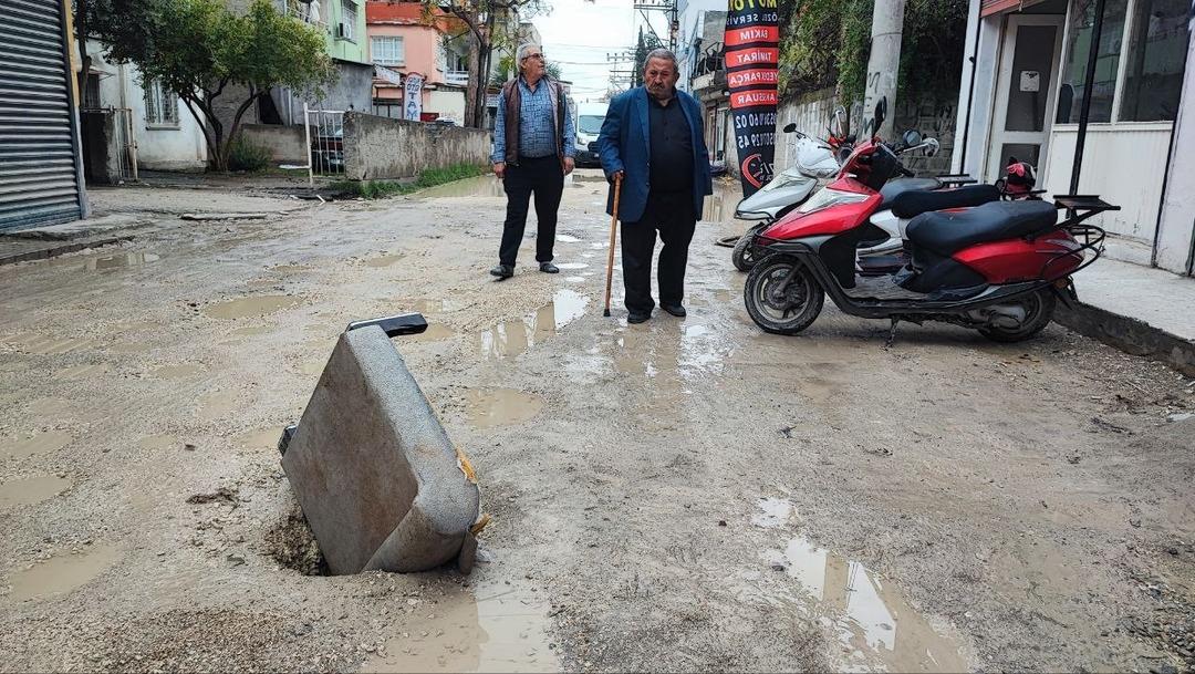 Adana da ilginç görüntü: Çöken yola kanepe kollu önlem! 3