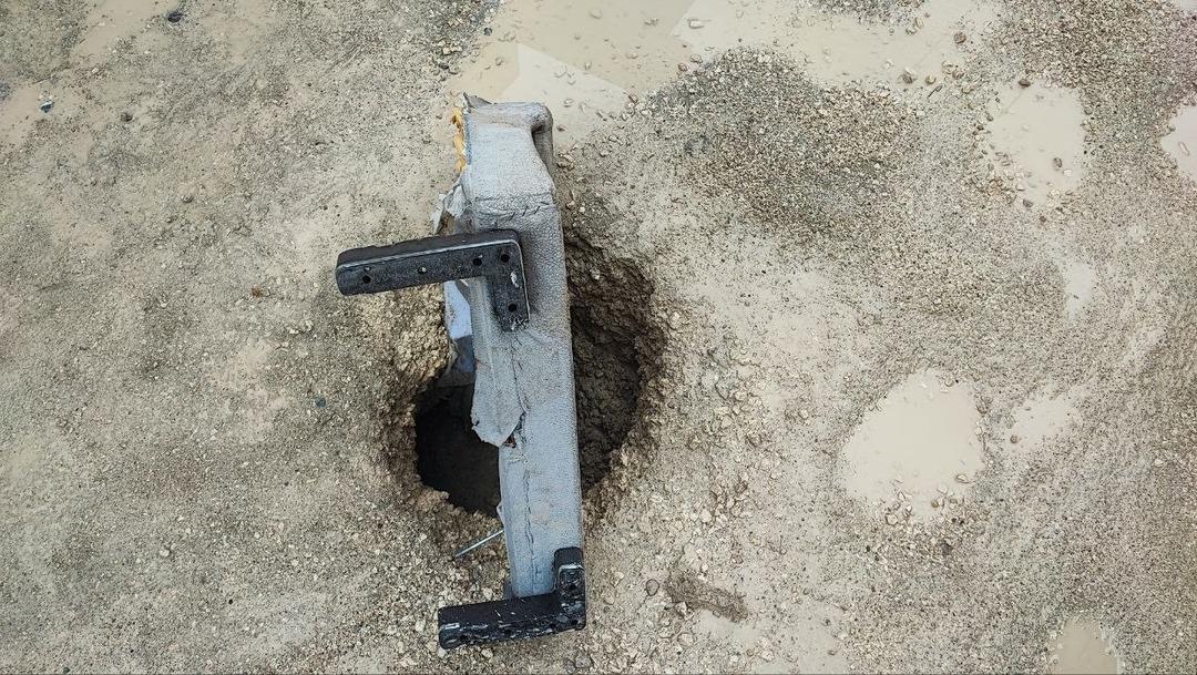 Adana da ilginç görüntü: Çöken yola kanepe kollu önlem! 2