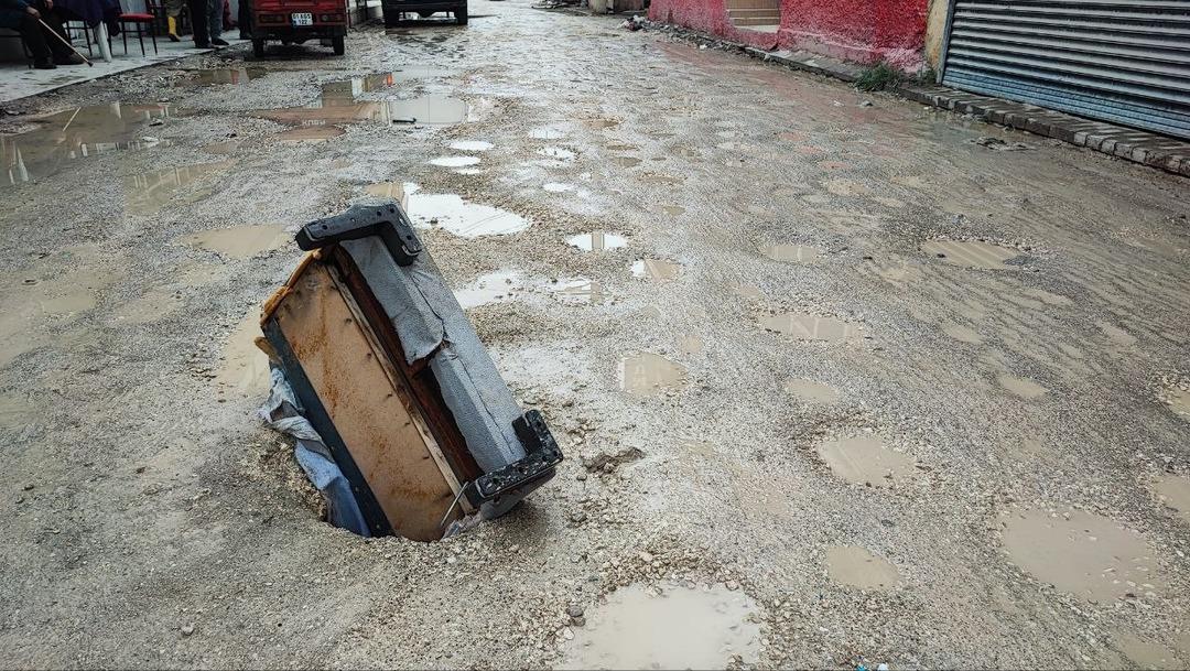 Adana da ilginç görüntü: Çöken yola kanepe kollu önlem! 1