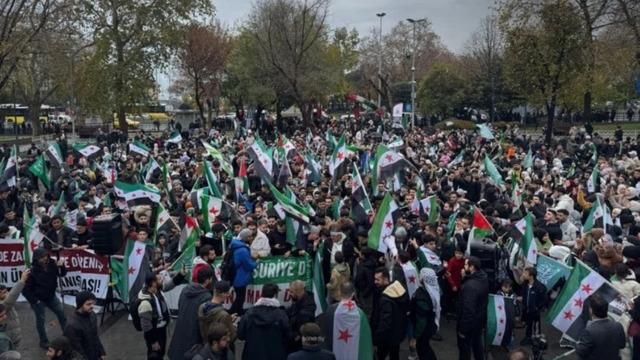 Suriyeliler Esad'ın devrilişini İstanbul'da bayrak açarak kutladı