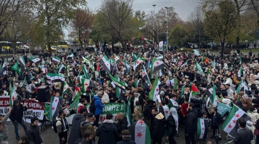 Suriyeliler Esad'ın devrilişini İstanbul'da bayrak açarak kutladı