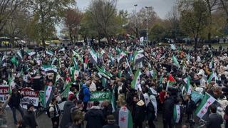 Suriyeliler Esad'ın devrilişini İstanbul'da bayrak açarak kutladı