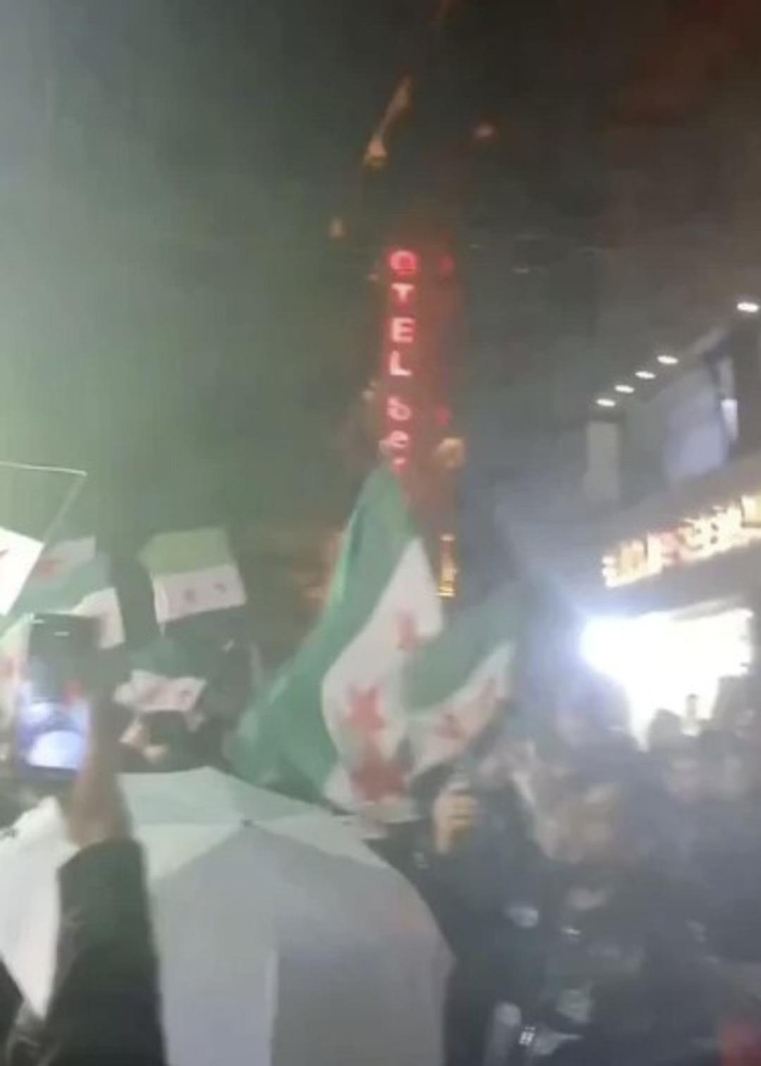 Suriyeliler Esad ın devrilişini İstanbul da bayrak açarak kutladı 1