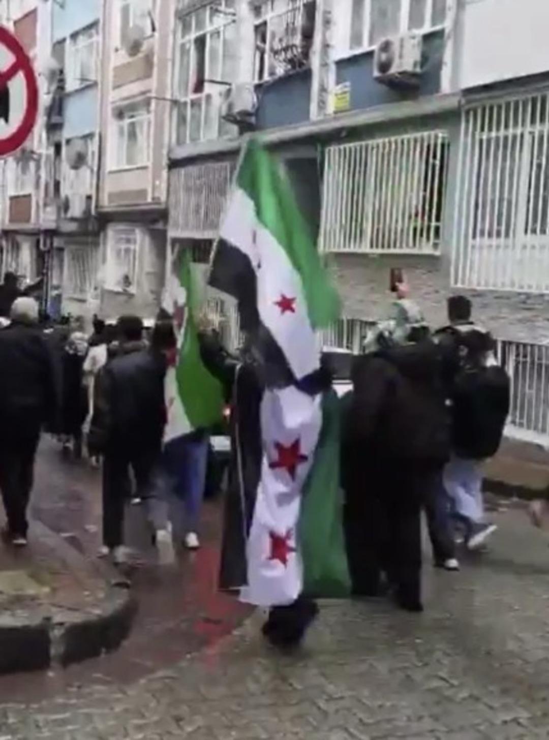 Suriyeliler Esad ın devrilişini İstanbul da bayrak açarak kutladı 2