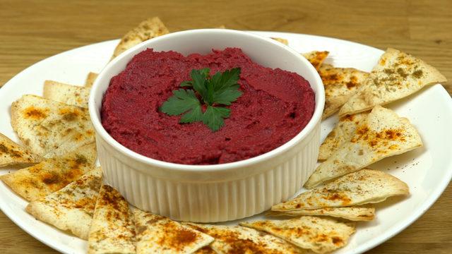 Çıtır lavaşla: Pancarlı humus