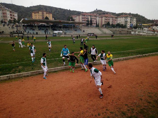 Futbolcular tekme tokat kavga etti