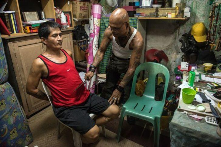 Bu da palalı ayin! Ritüelden sonra 'kurşun geçirmez' oluyorlar G2