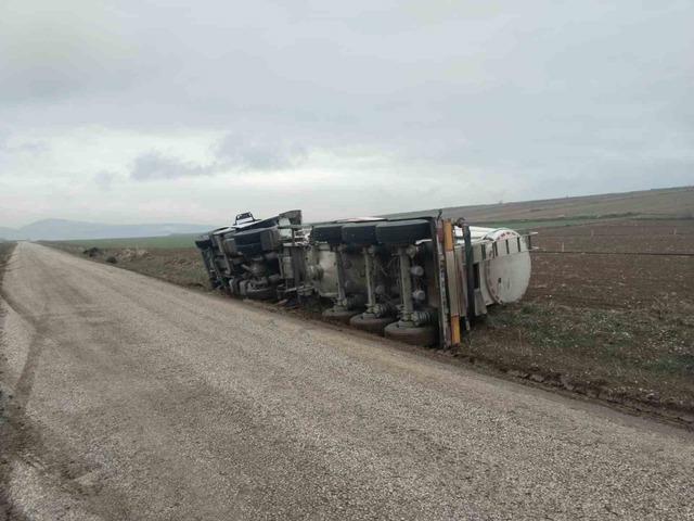 Çorum’da yoldan çıkan tanker yan yattı: 1 yaralı 3