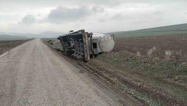 Çorum’da yoldan çıkan tanker yan yattı: 1 yaralı 2