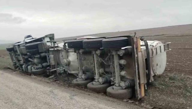 Çorum’da yoldan çıkan tanker yan yattı: 1 yaralı 1