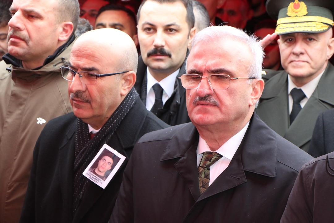 Evinden 90 cm lik kılıç çıktı! Özel Harekat Polisi Emre Albayrak ı şehit eden katil ve ailesi suç makinesi çıktı 11