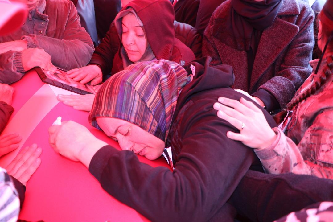 Evinden 90 cm lik kılıç çıktı! Özel Harekat Polisi Emre Albayrak ı şehit eden katil ve ailesi suç makinesi çıktı 9