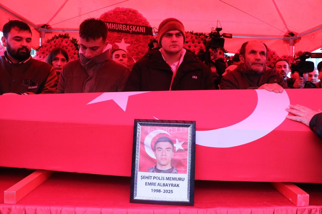 Evinden 90 cm lik kılıç çıktı! Özel Harekat Polisi Emre Albayrak ı şehit eden katil ve ailesi suç makinesi çıktı 5