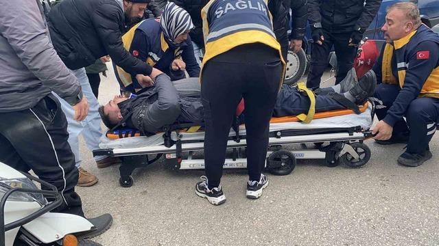 Bursa’da otomobile çarpan motosikletli ağır yaralandı 3