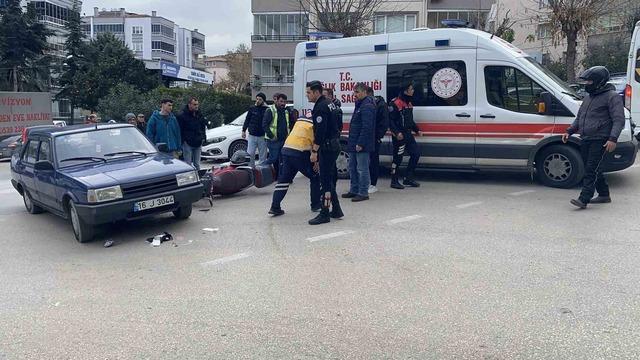 Bursa’da otomobile çarpan motosikletli ağır yaralandı 2