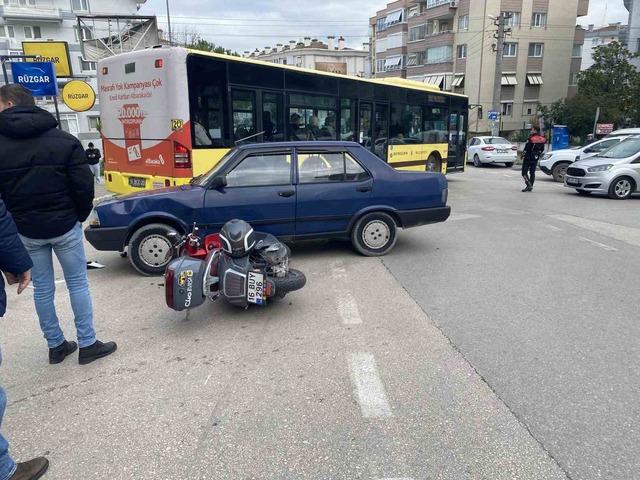 Bursa’da otomobile çarpan motosikletli ağır yaralandı 1