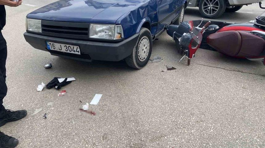 Bursa’da otomobile çarpan motosikletli ağır yaralandı