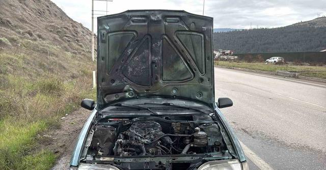 Seyir halindeki otomobilde çıkan yangın söndürüldü 3