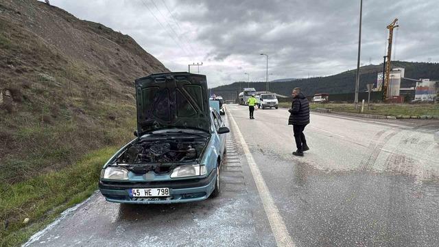 Seyir halindeki otomobilde çıkan yangın söndürüldü 2