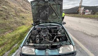 Seyir halindeki otomobilde çıkan yangın söndürüldü