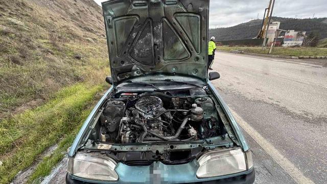 Seyir halindeki otomobilde çıkan yangın söndürüldü
